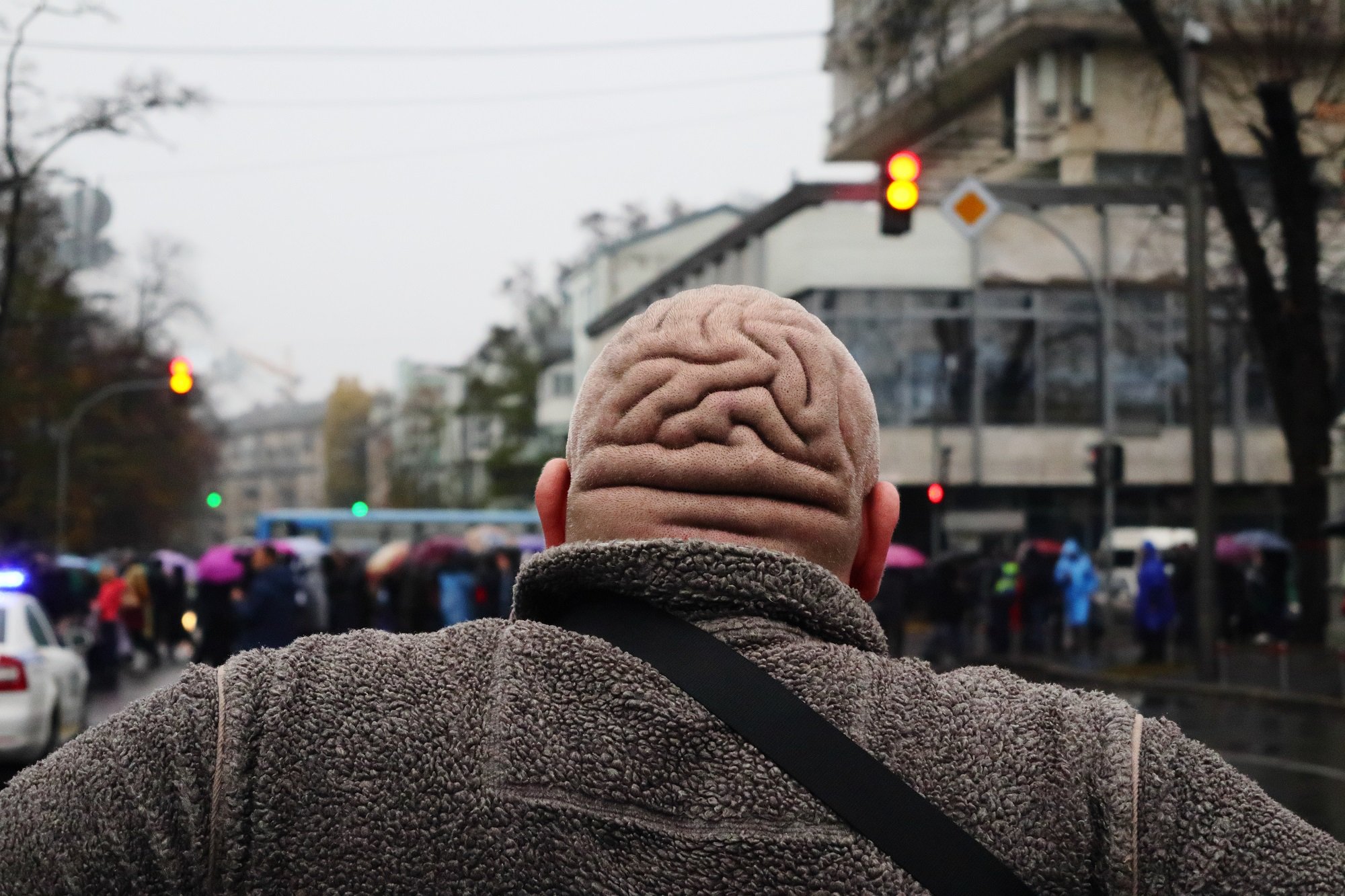 Невідомий чоловік навпроти перекритої дороги біля Верховної Ради