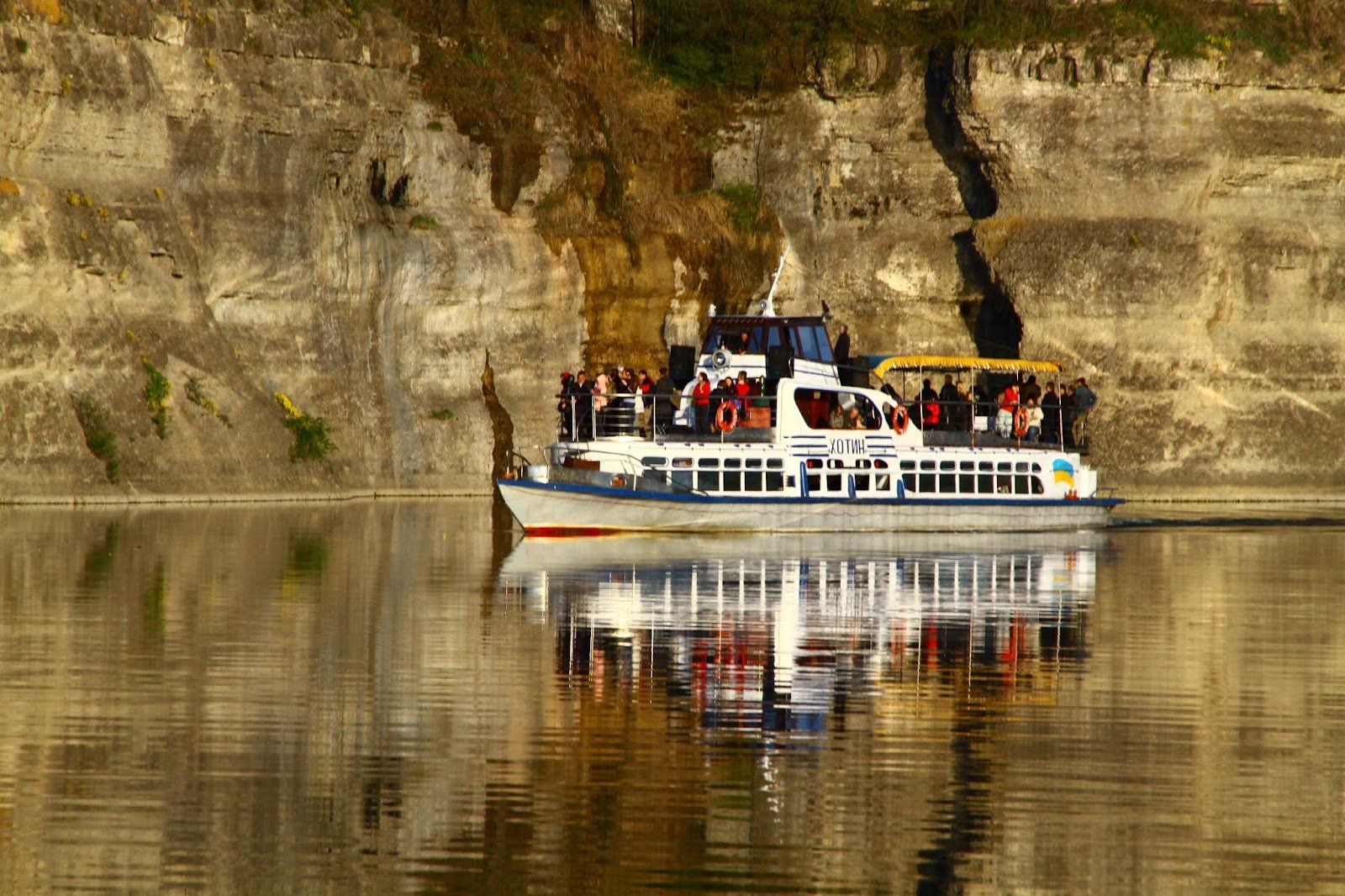 Катер на Дністрі, над затопленими селами. Фото надане автором