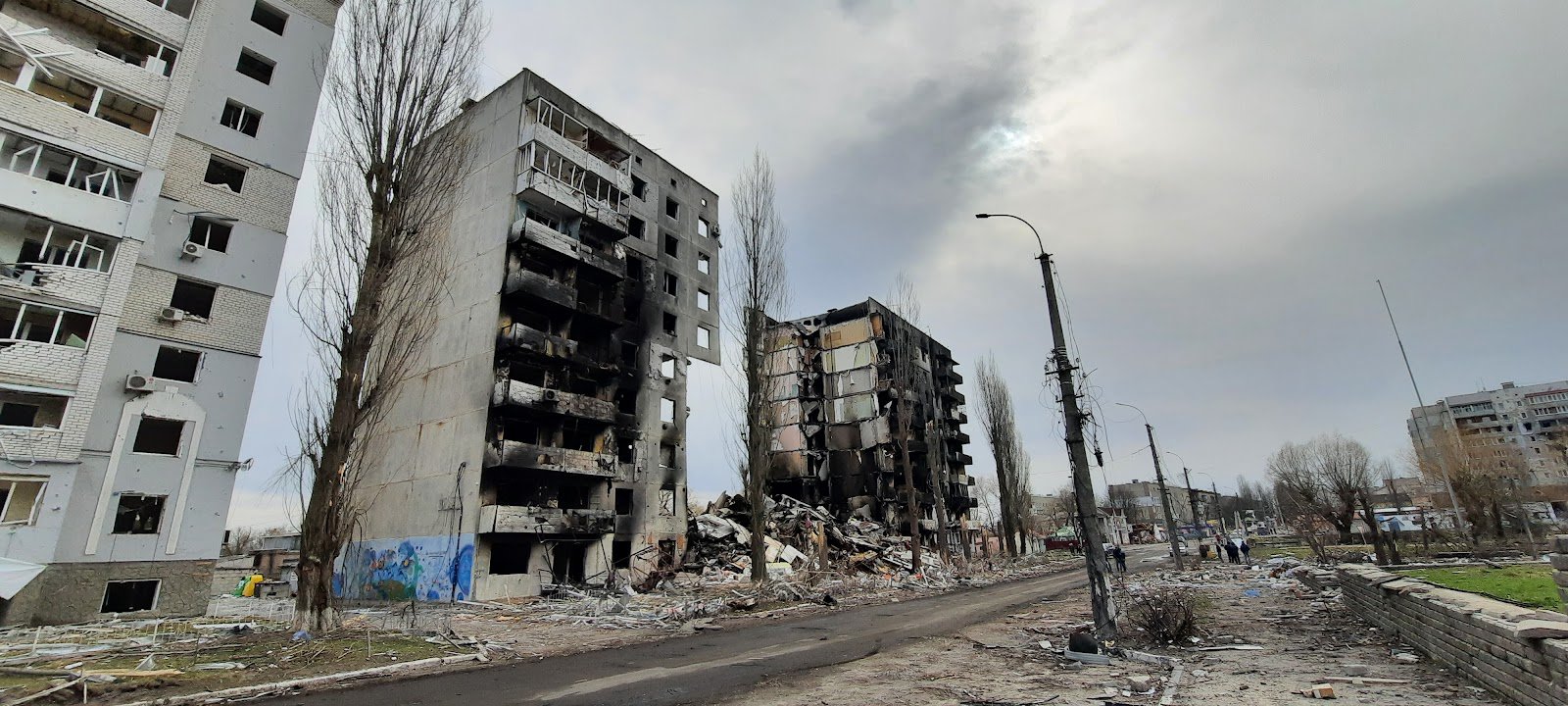 Фото цього будинку облетіли весь світ. Але найстрашніше, що під завалами лишились люди. Окупанти не дозволяли розбирати завали, і якщо хтось і мав шанс вижити після вибуху та руйнування – помер внаслідок переохолодження, адже Бородянку бомбили у перші дні війни