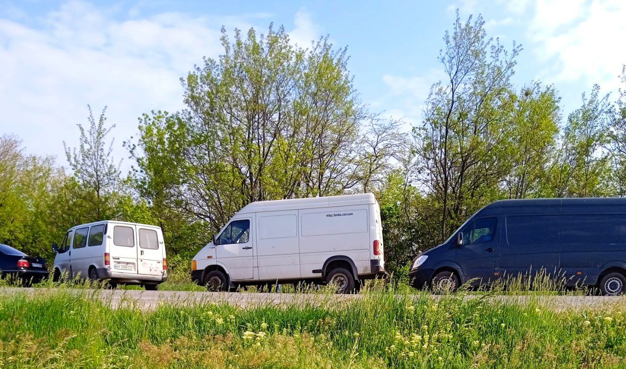 Черга на трасі біля російського блокпосту, де не пропускають на підконтрольну Україні територію