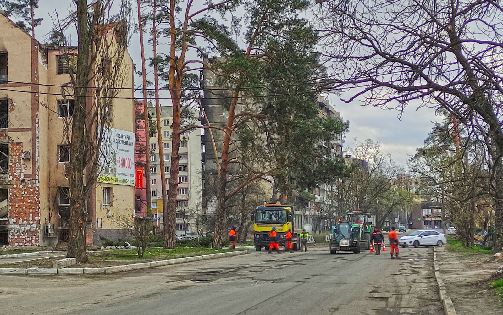 В Ірпені насамперед прибрали вибухонебезпечні уламки та снаряди, зробили ямковий ремонт доріг