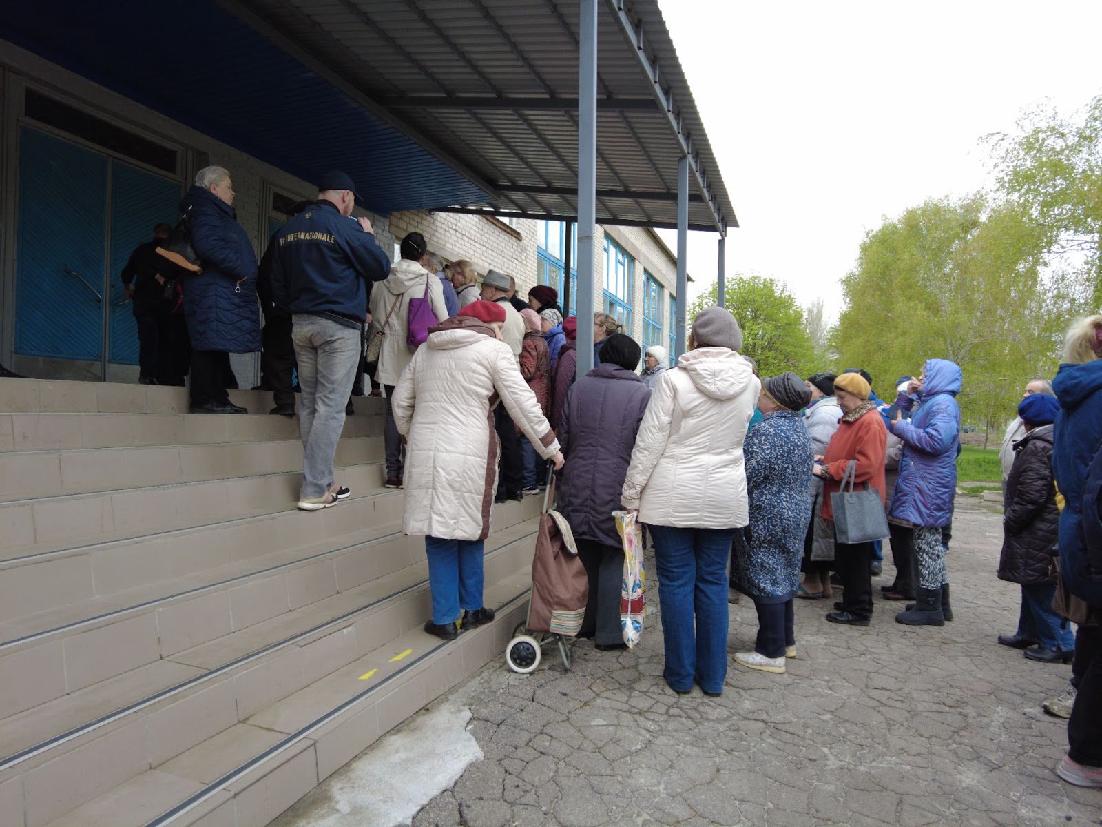 Роздача гуманітарки від виконкому