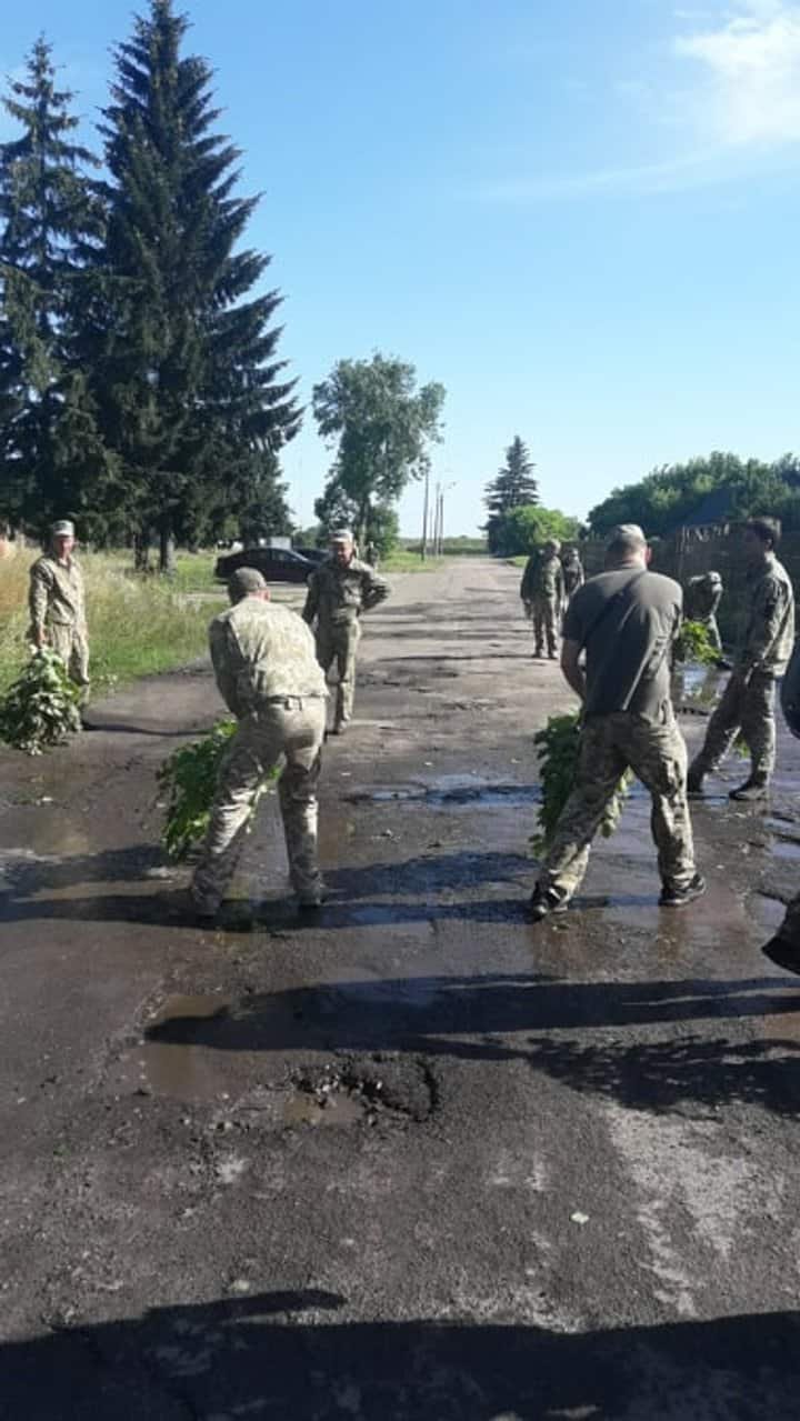 Прибирання води з території 204-ї бригади. Фото: 24 канал