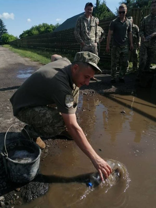 "Фарбувати газон": Військові авіатори в Луцьку вибирали воду з калюж пляшками та віниками до приїзду Зеленського (ФОТО, ВІДЕО)