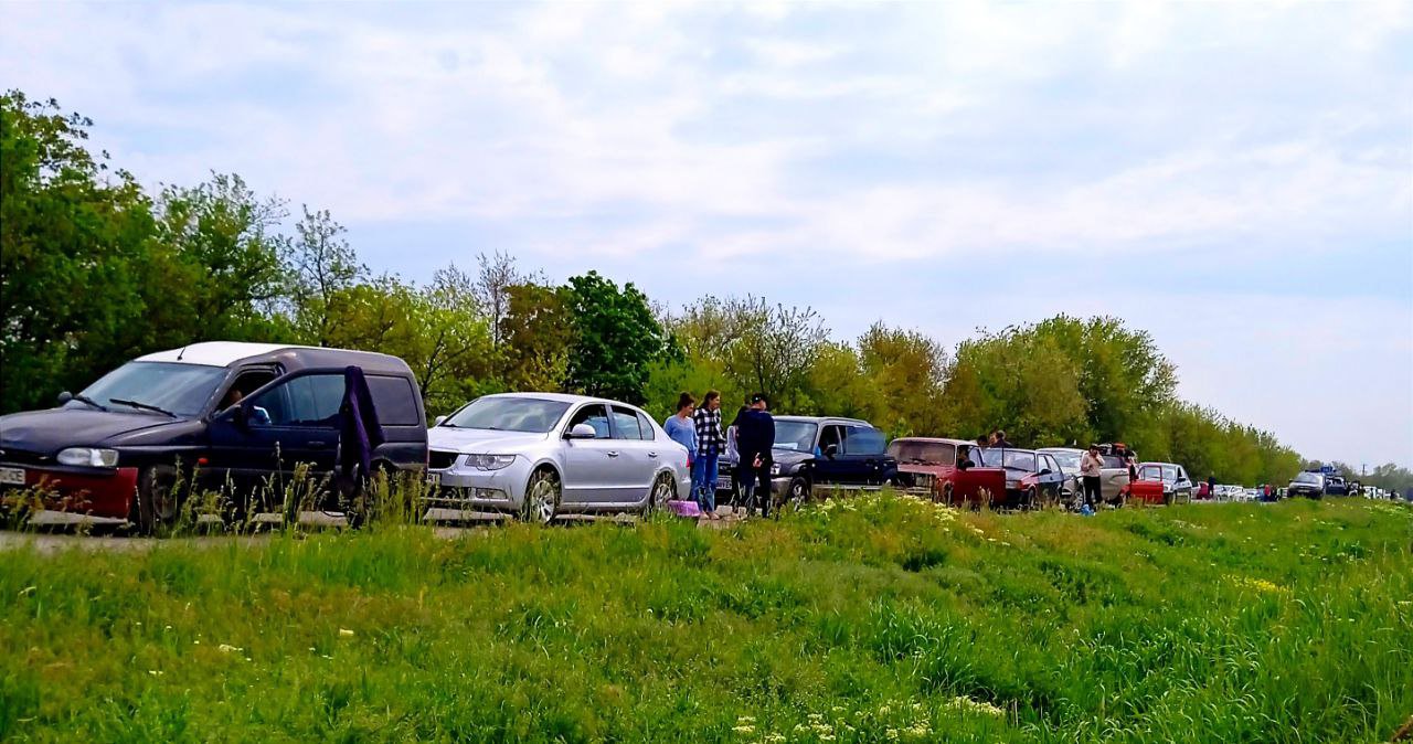 Друга доба в черзі на виїзд. На трасі зібралося близько 800 автівок