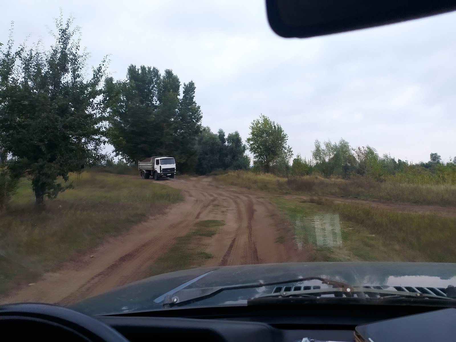 Пізніше активісти викличуть поліцію, але поки вона приїде, техніки, яка вантажила і вивозила ґрунт, уже не буде на місці