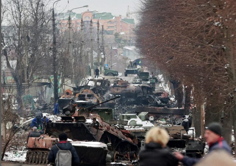 Розбита авіацією колона російської техніки на вулиці Вокзальній у Бучі, на задньому плані видно Ірпінь. Фото REUTERS