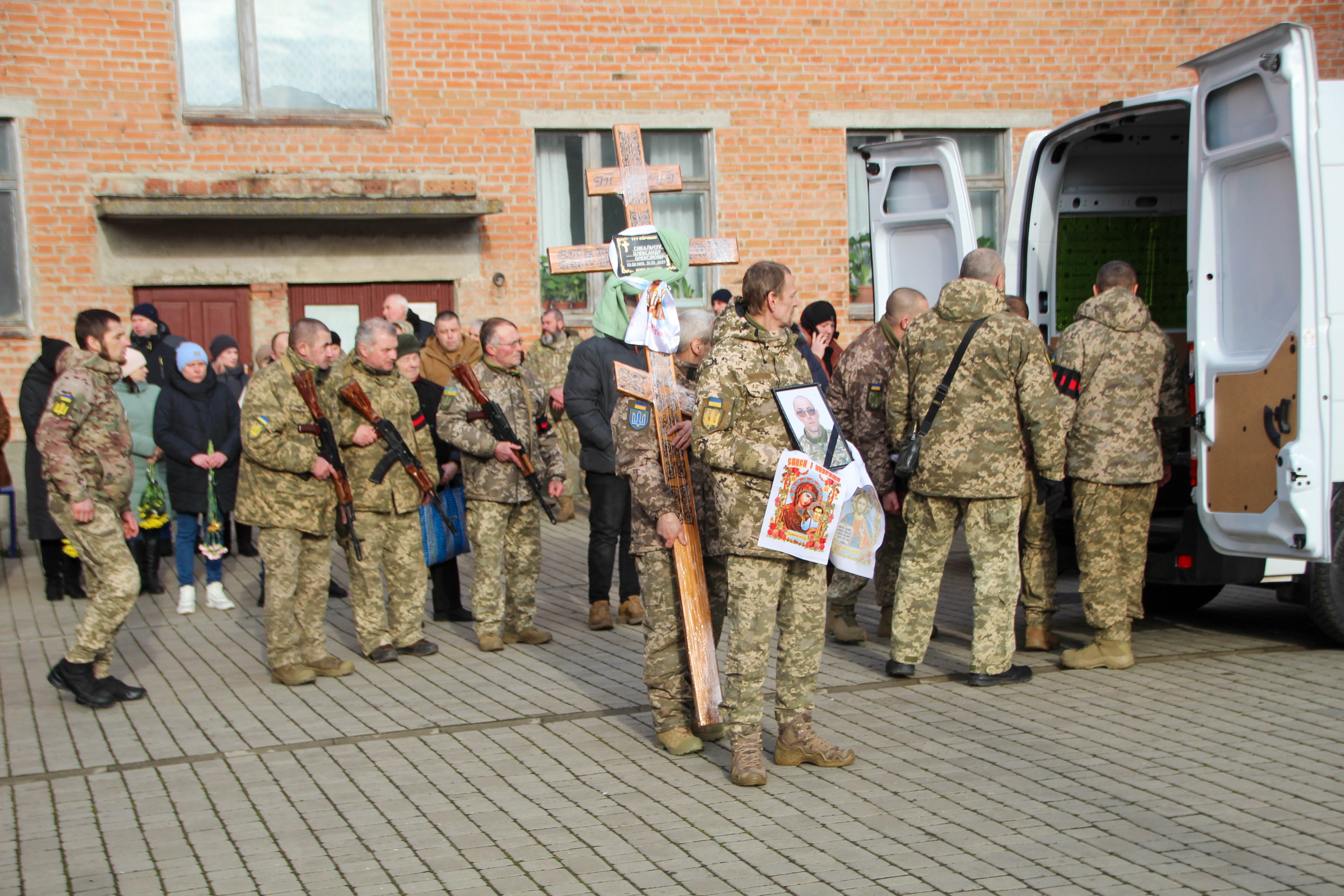 Військовослужбовці на похороні працівника ТЦК у селищі Диканька на Полтавщині. Фото Уляни Гридас