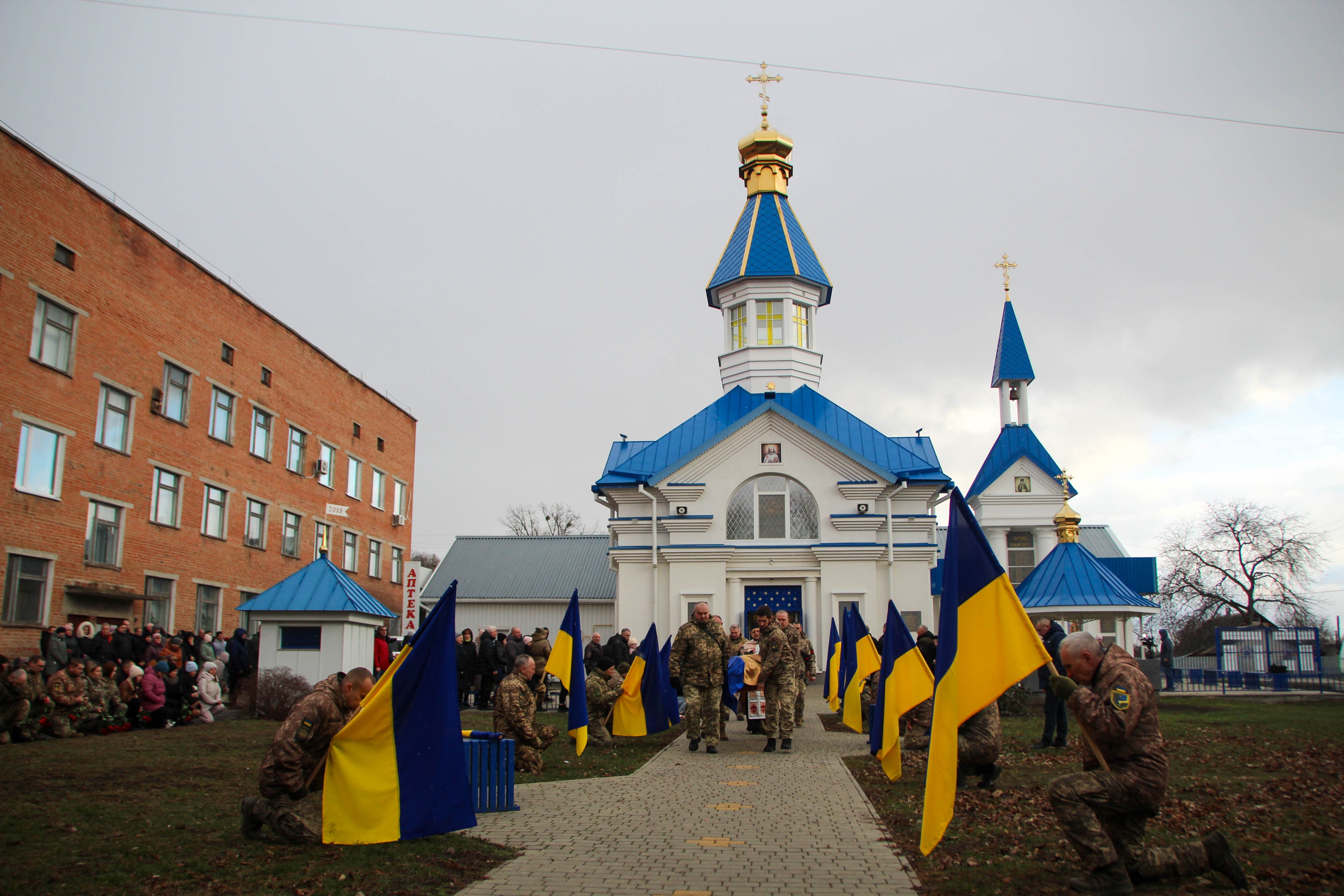 Прощання із загиблим працівником ТЦК у Диканьці на Полтавщині. Фото Уляни Гридас