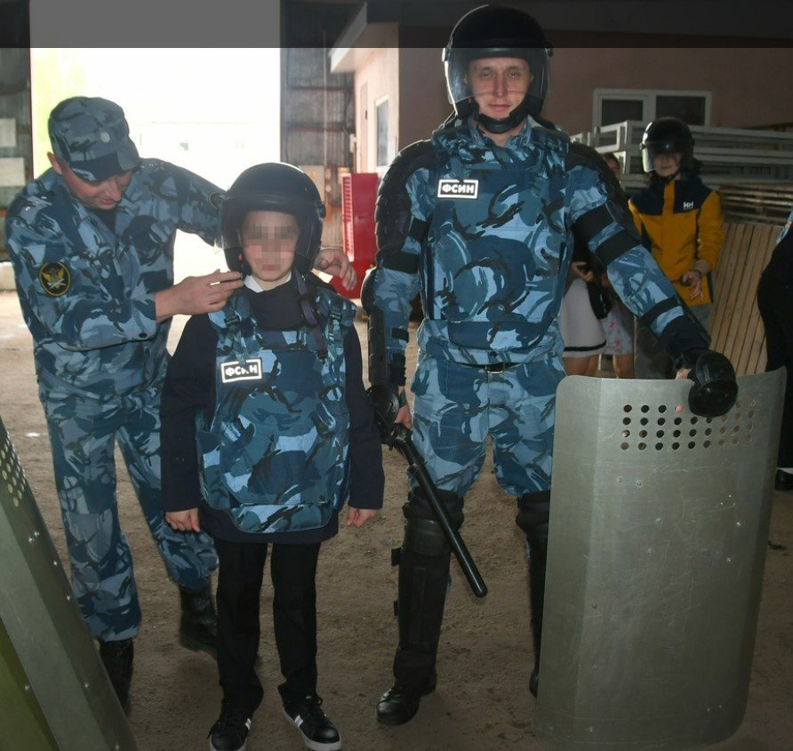 Teaching them to swing a baton from childhood. Photo from the official page of Smolensk prisoners on the VKontakte social network