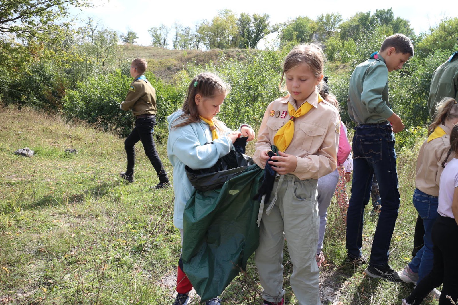 Пластуни збирають сміття в парку Краматорська