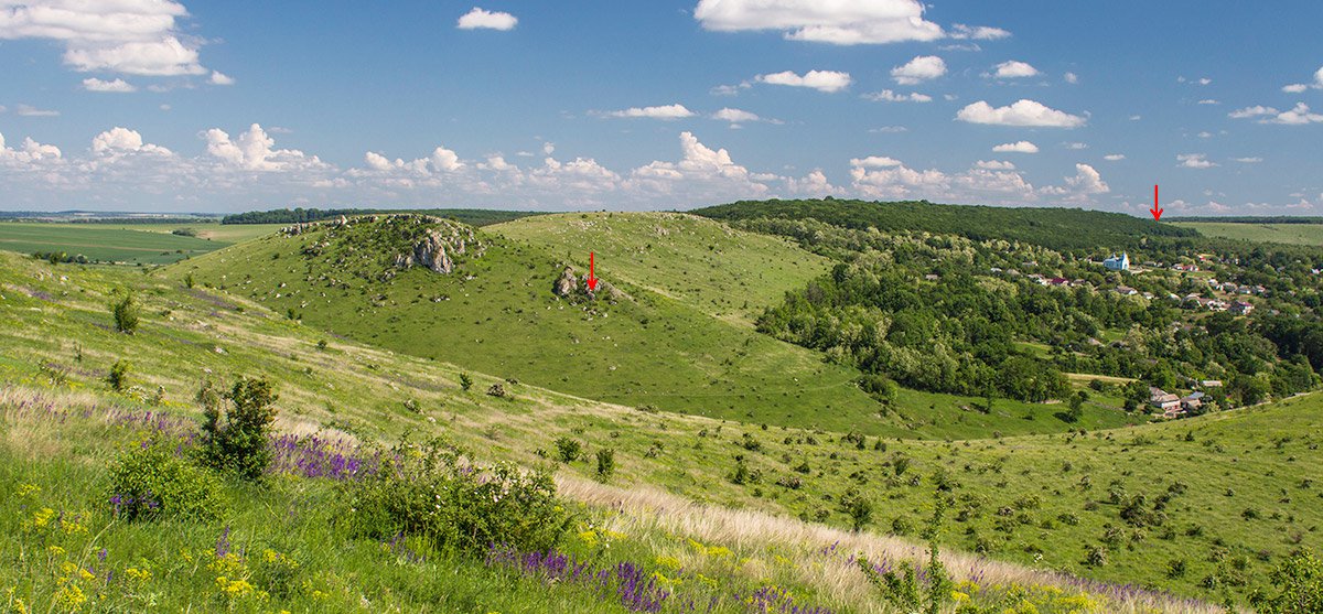 Високі камені. Стрілками показано місцезнаходження дольмена та печери, про яку мова піде далі