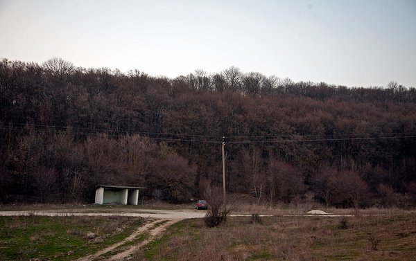 Усього за якусь сотню метрів углиб лісу від цієї зупинки ховається дуже цікава туристична родзинка, про яку ніхто не знає