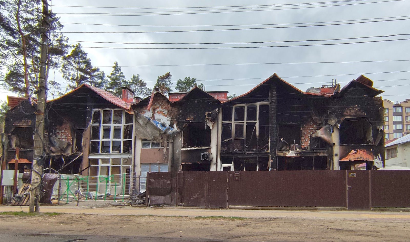 За 2014–2022 роки в Ірпені збудовано багато новобудов у сучасному стилі з великою площею скління. Цей таунхаус потребує капітального ремонту із заміною даху, вікон, утепленням стін та ремонтом водопостачання, електрики й опалення всередині. Проте це дешевше, ніж будівництво з нуля