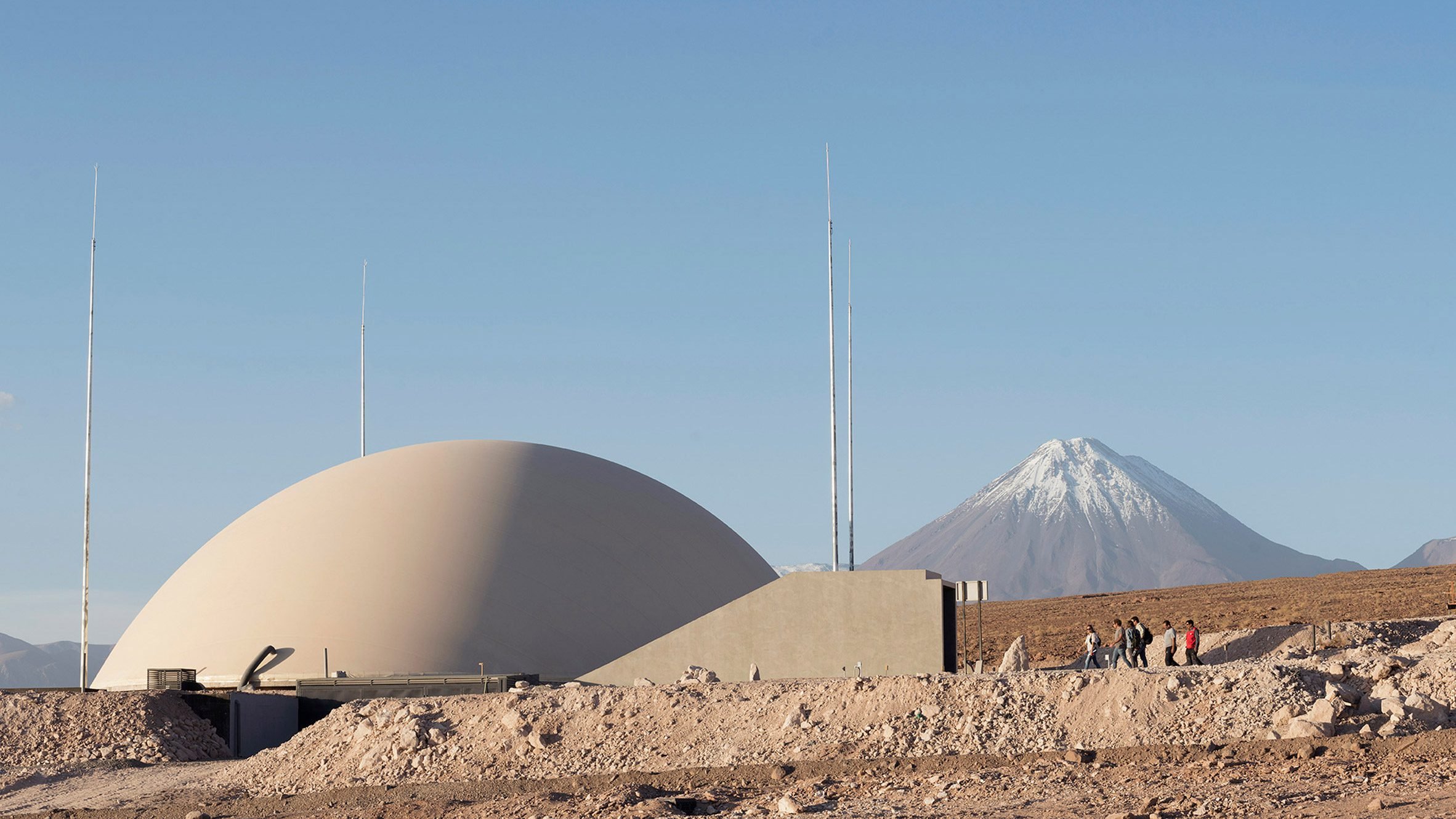 Спортивний центр ALMA Observatory, Чилі, від Benjamín Murúa Arquitectos. Високо в пустелі Атакама зі скелястого ландшафту виринає куполоподібна споруда, спроєктована місцевою архітектурною студією Benjamín Murúa Arquitectos. У ній розмістився великий підземний спортивний центр, а також кампус обсерваторії. Фото Крістобаля Корреа