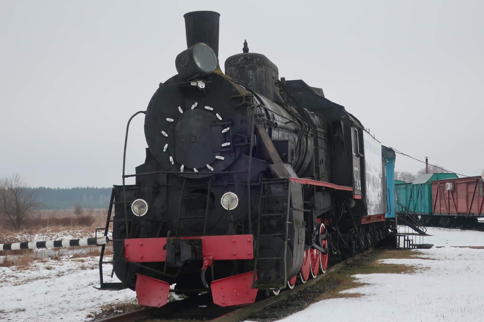 Вагони й паровоз крутівського музею