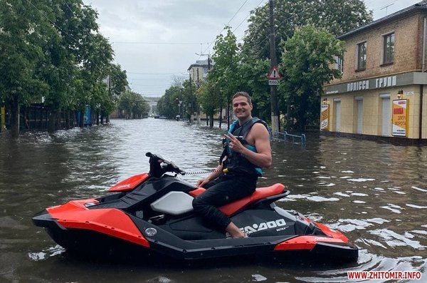 У Житомирі підтопило вулицю – люди розважалися на гідроциклі