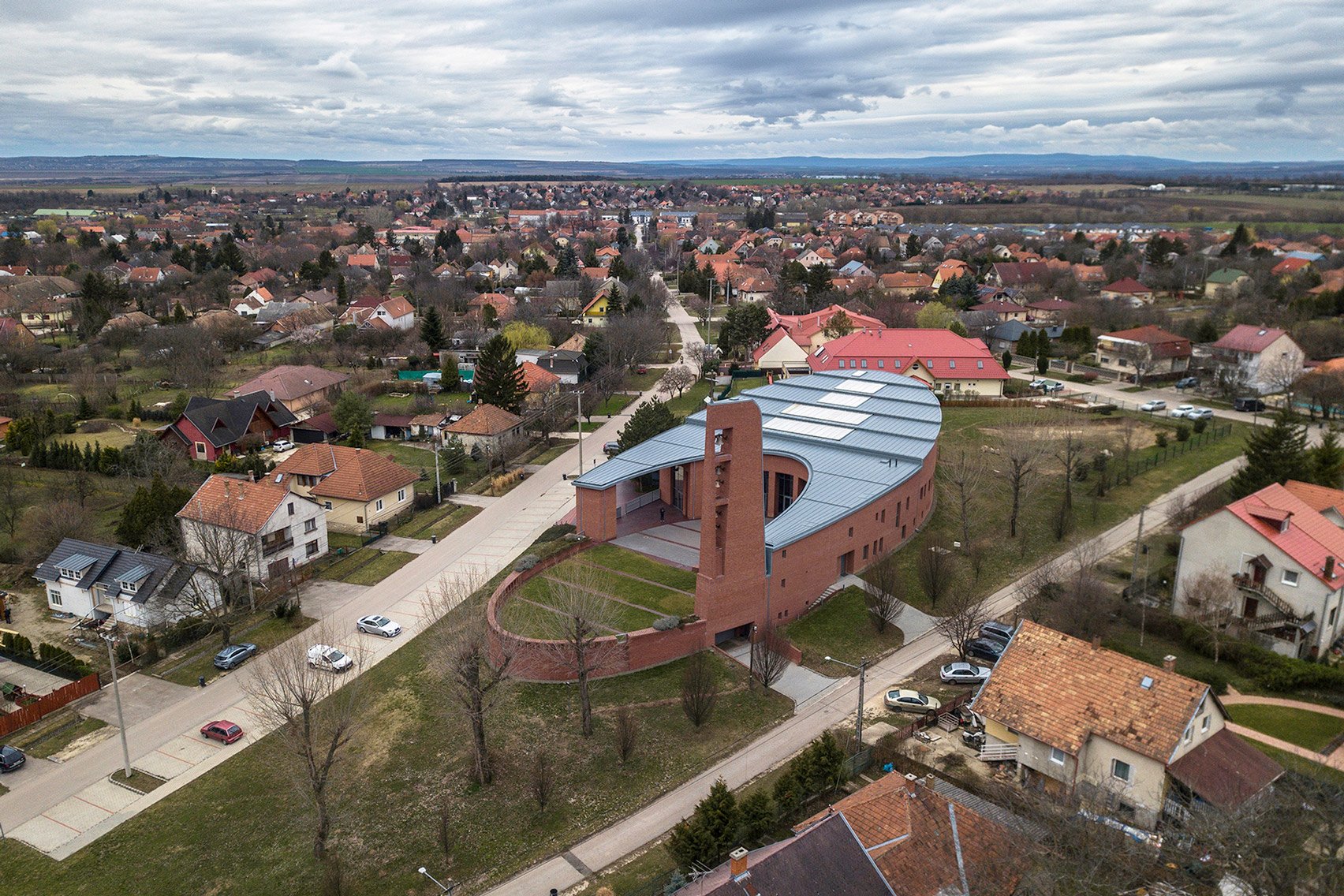 Костел Папи Івана Павла ІІ, Угорщина. Місцева студія Robert Gutowski Architects спроектувала церкву з мінімальним інтер'єром, що характеризується побіленим бетоном і скошеними кутами. Фото: Tamás Bujnovszky