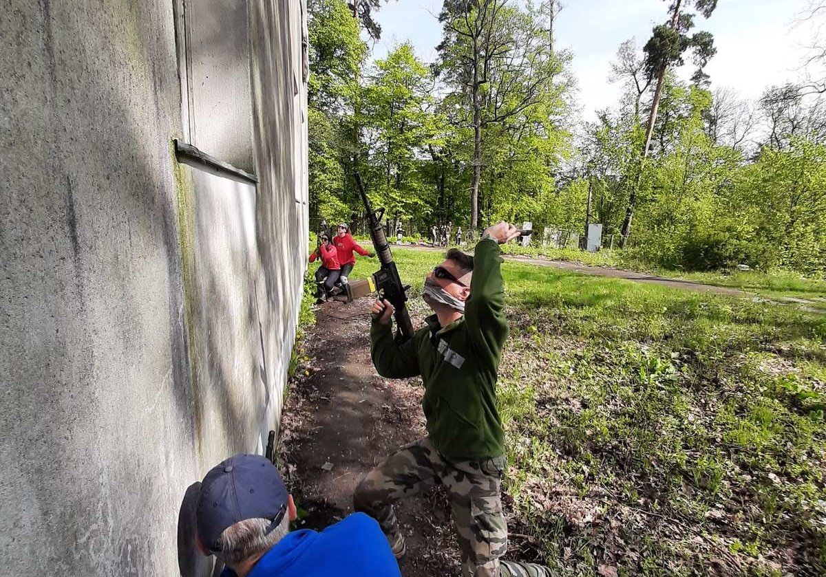 Штурм будівлі під час навчання для цивільних у Києві. Фото: Аля Шандра