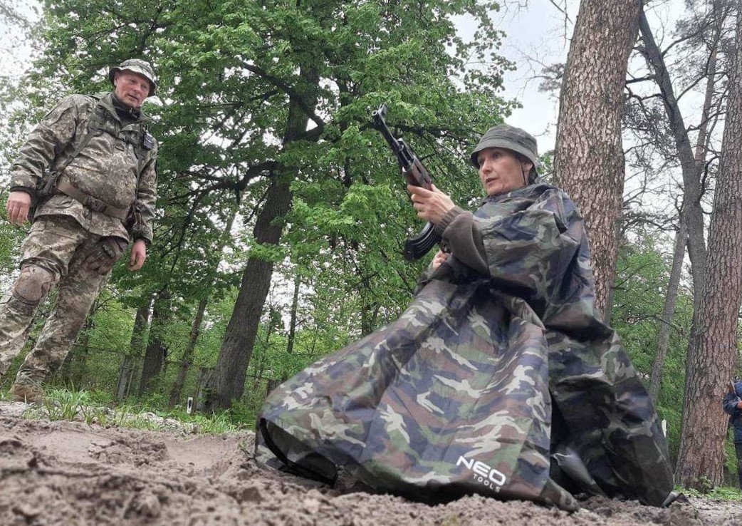 Жінка вчиться користуватися зброєю під час вишколу для цивільних у Києві. Фото: Аля Шандра