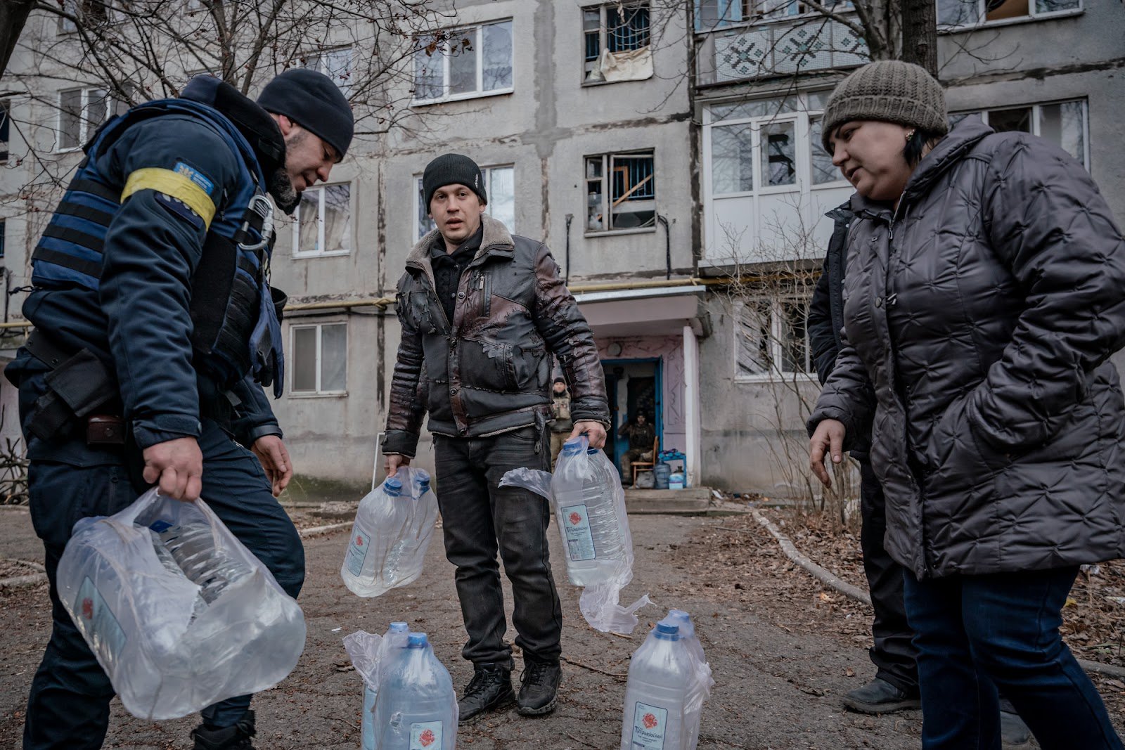 Воду дістають із ринв, калюж, ставків. Питна вода стала найбільшим дефіцитом. Фото: Данило Павлов