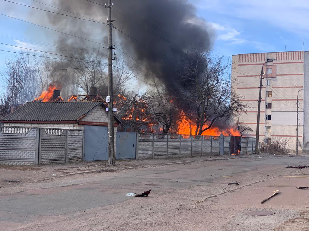 На околиці Чернігова горить обстріляне росіянами обійстя. Березень 2022 року