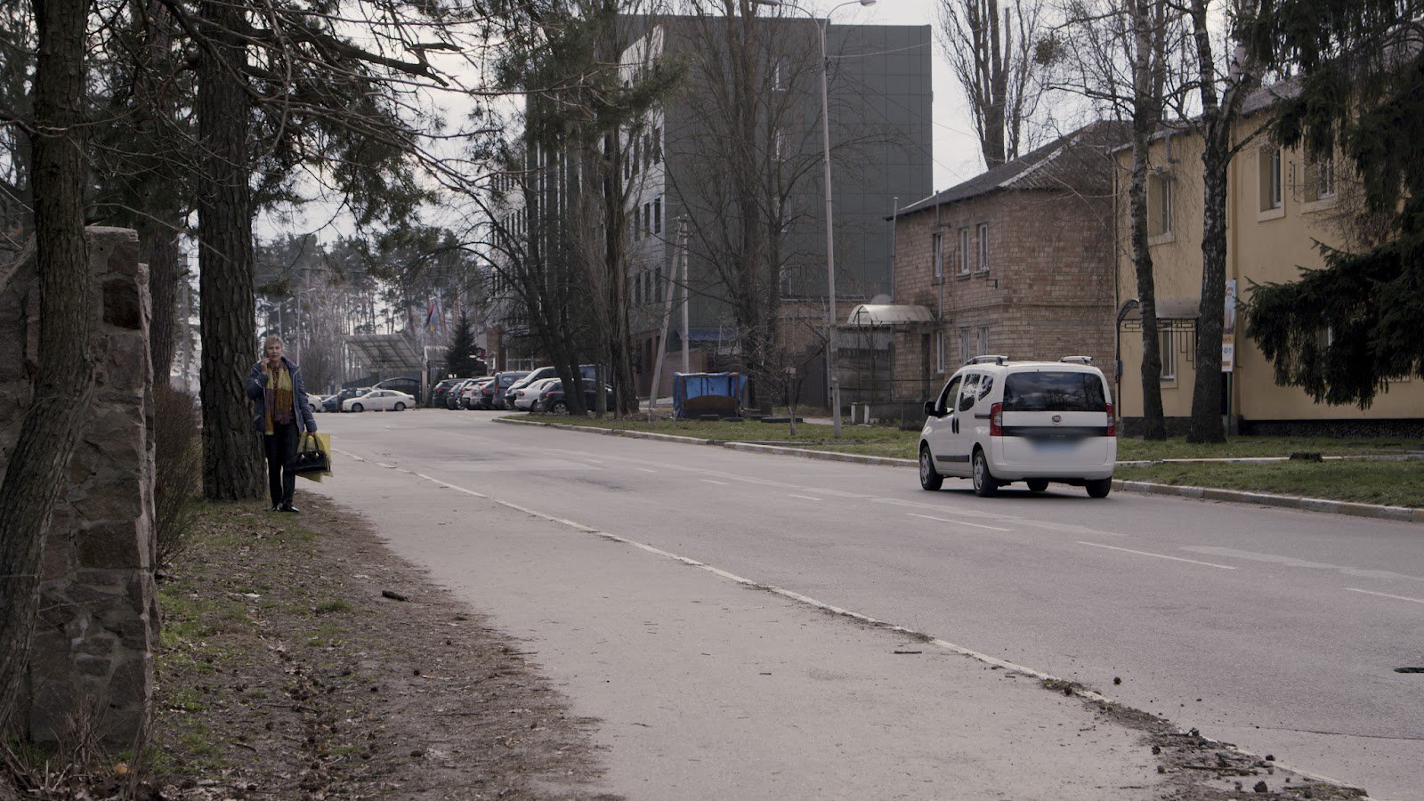 Білий автомобіль статистів установлено на місці першої в колоні БМД-2. Саме з цієї машини, за свідченням Андрія Медведєва, вели вогонь у напрямку двох автомобілів. Фото: DENOTAT documentary group, Роман Синчук