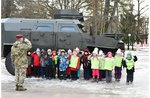 Попередній перегляд Група з дитячого садочка на екскурсії у військовій частині