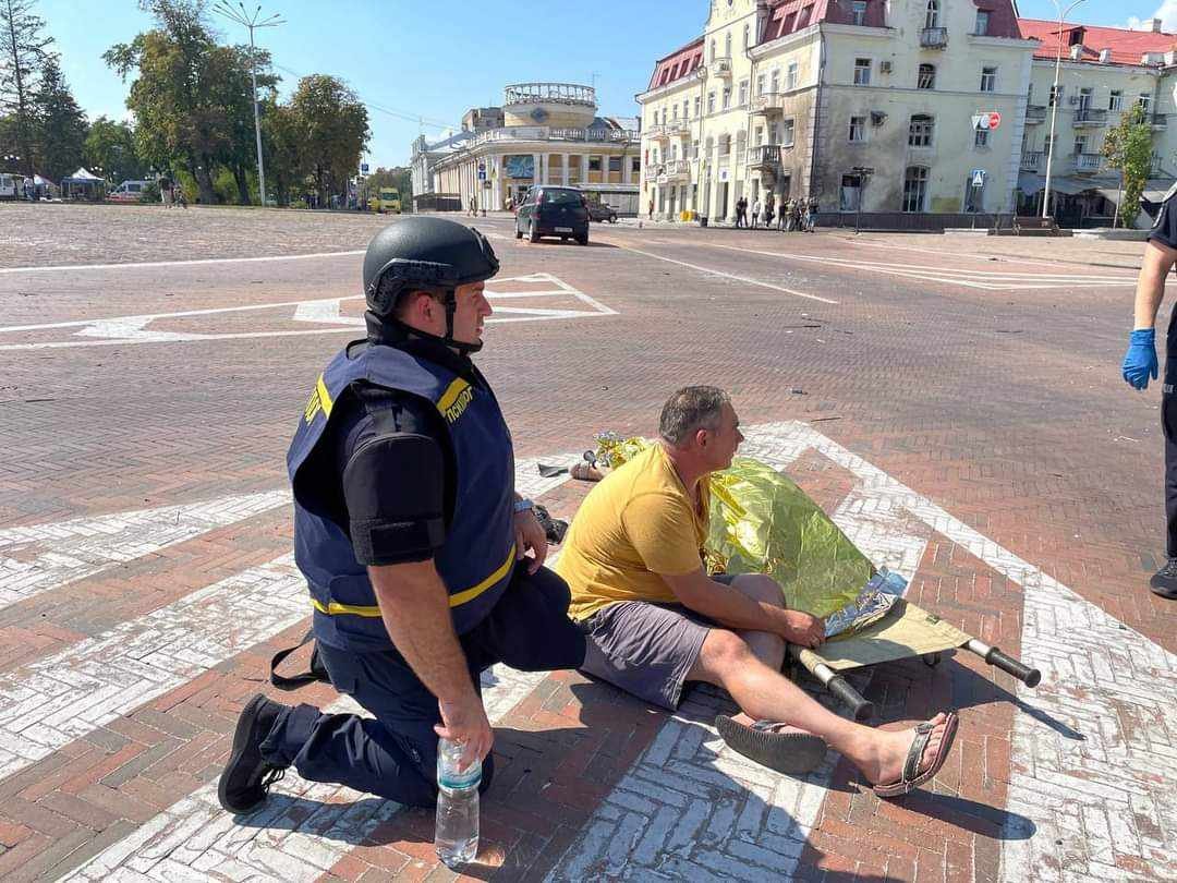 Рятувальник на місці події, поряд з ним — чоловік загиблої Наталі Торії