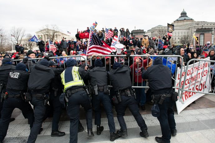 Поліція і прихильники Трампа: GRAEME SLOAN/BLOOMBERG NEWS