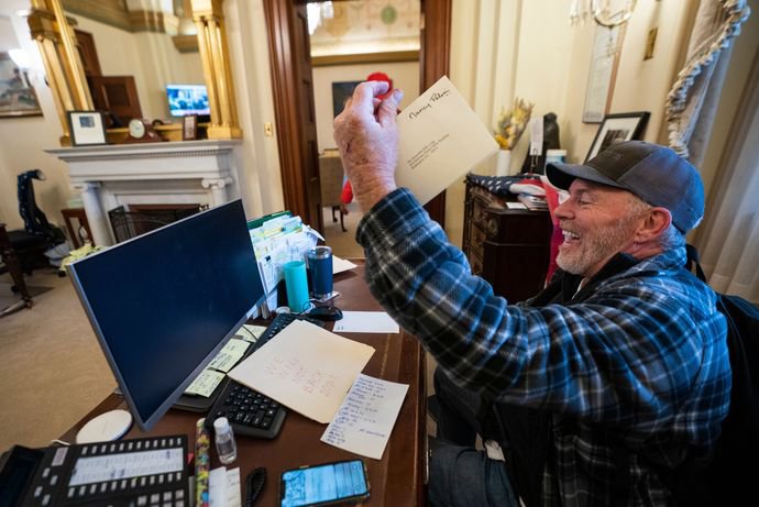 Прихильник Трампа зайняв місце спікерки Конгресу Ненсі Пелосі: JIM LO SCALZO/EPA/SHUTTERSTOCK