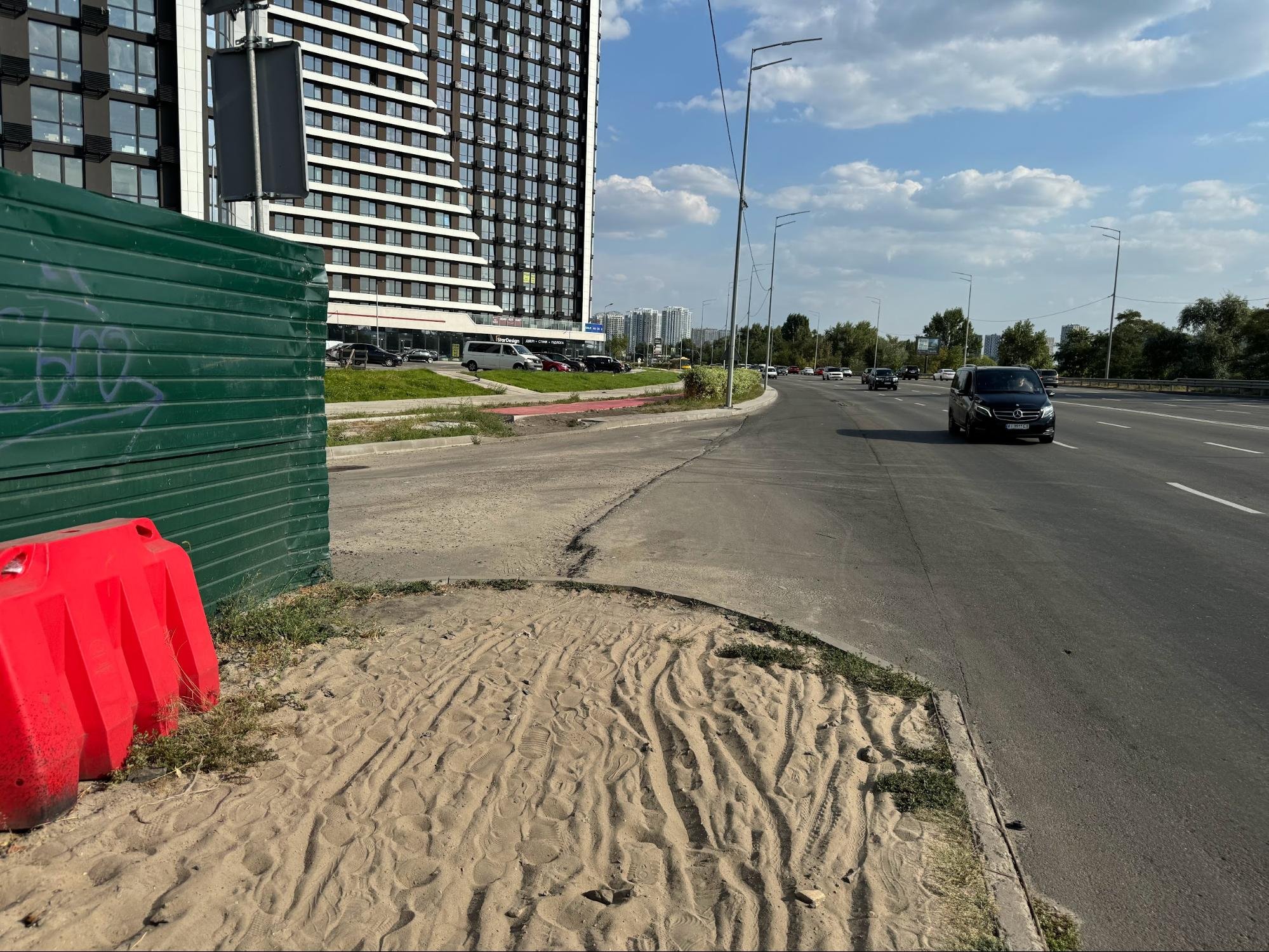 Тротуар закінчився, почалися піски