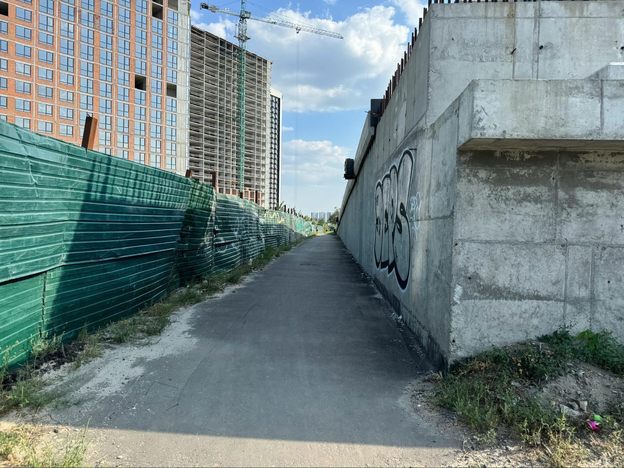 Прохід між будівельним парканом і недобудованою частиною мосту. Тут ще зручно ходити