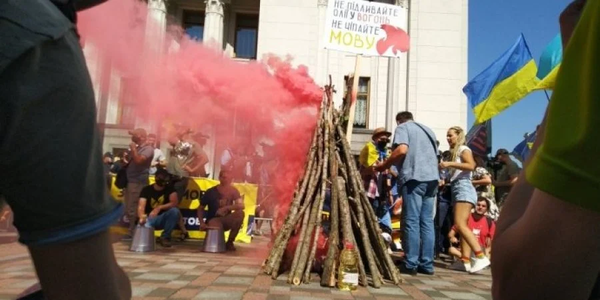 Активісти два дні протестують проти мовного закону, були сутички з поліцією