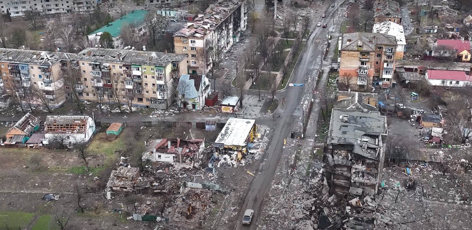 Цегляні хрущівки на перехресті Центральної та Набережної мають суттєві пошкодження дахів, балконів, вікон. Один з будинків не підлягає відновленню