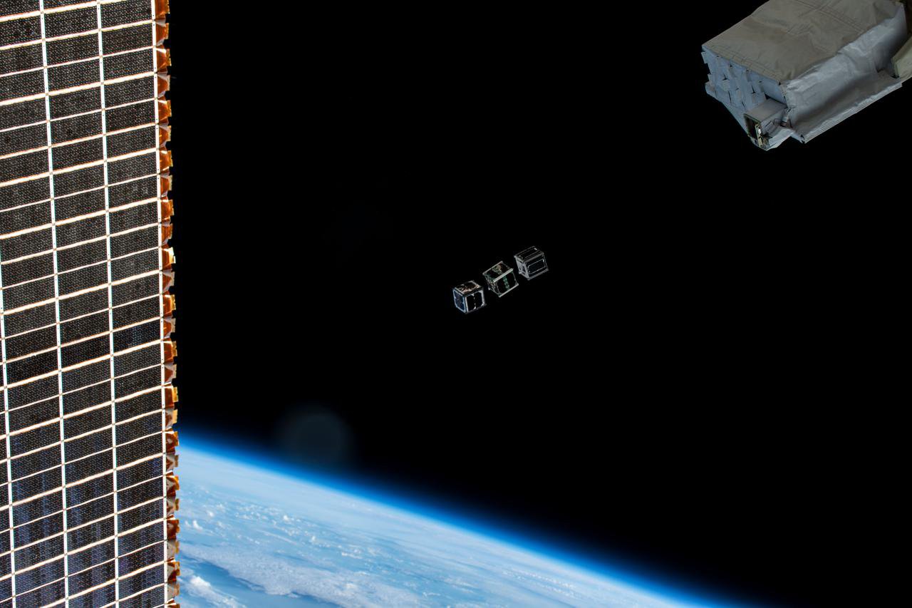 Тріо супутників CubeSat (TUMnanoSAT, FUTABA і HSU-SAT1), призначених для освітніх і дослідницьких програм, сфотографовані через декілька хвилин після їх розгортання з малої ракети-носія (вгорі праворуч), розташованої за межами японського експериментального модуля (JEM) Kibo