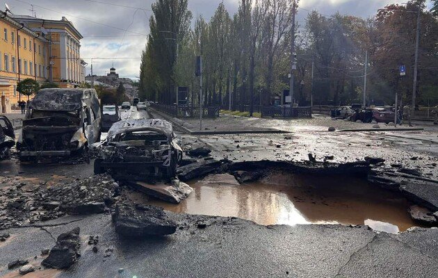 Наслідки ракетного удару у центрі Києва, Шевченківський район. Фото: Національна поліція України.