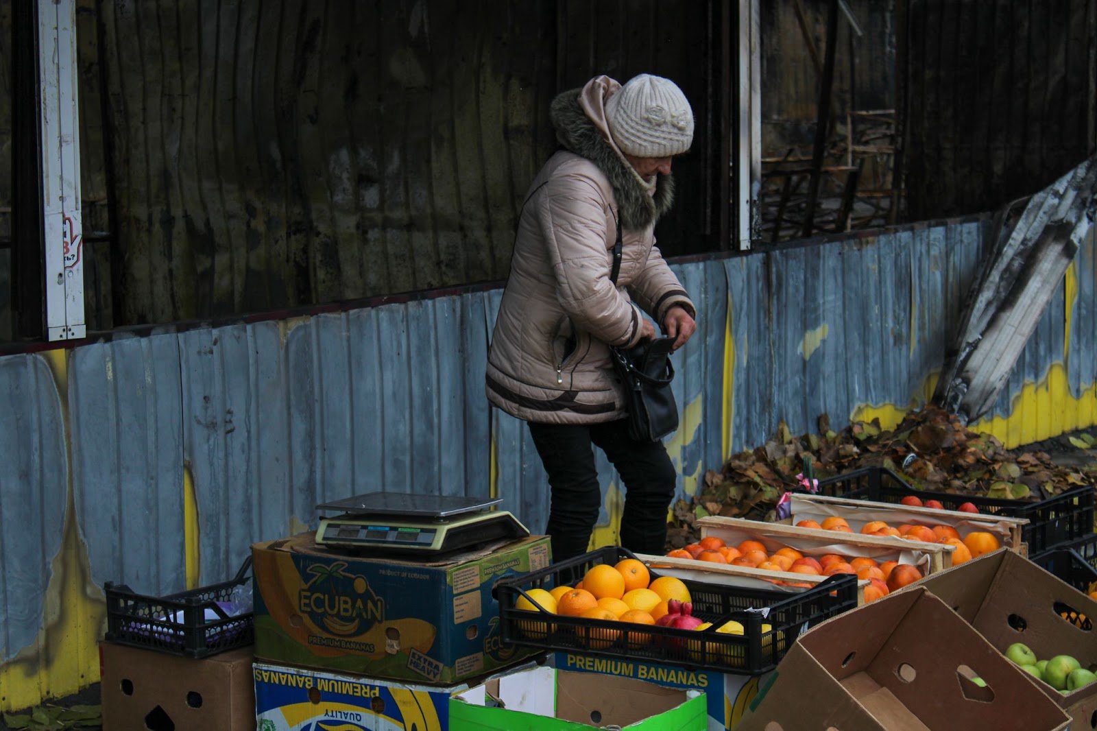 Продавчиня й далі торгує біля ринку, який згорів після обстрілу