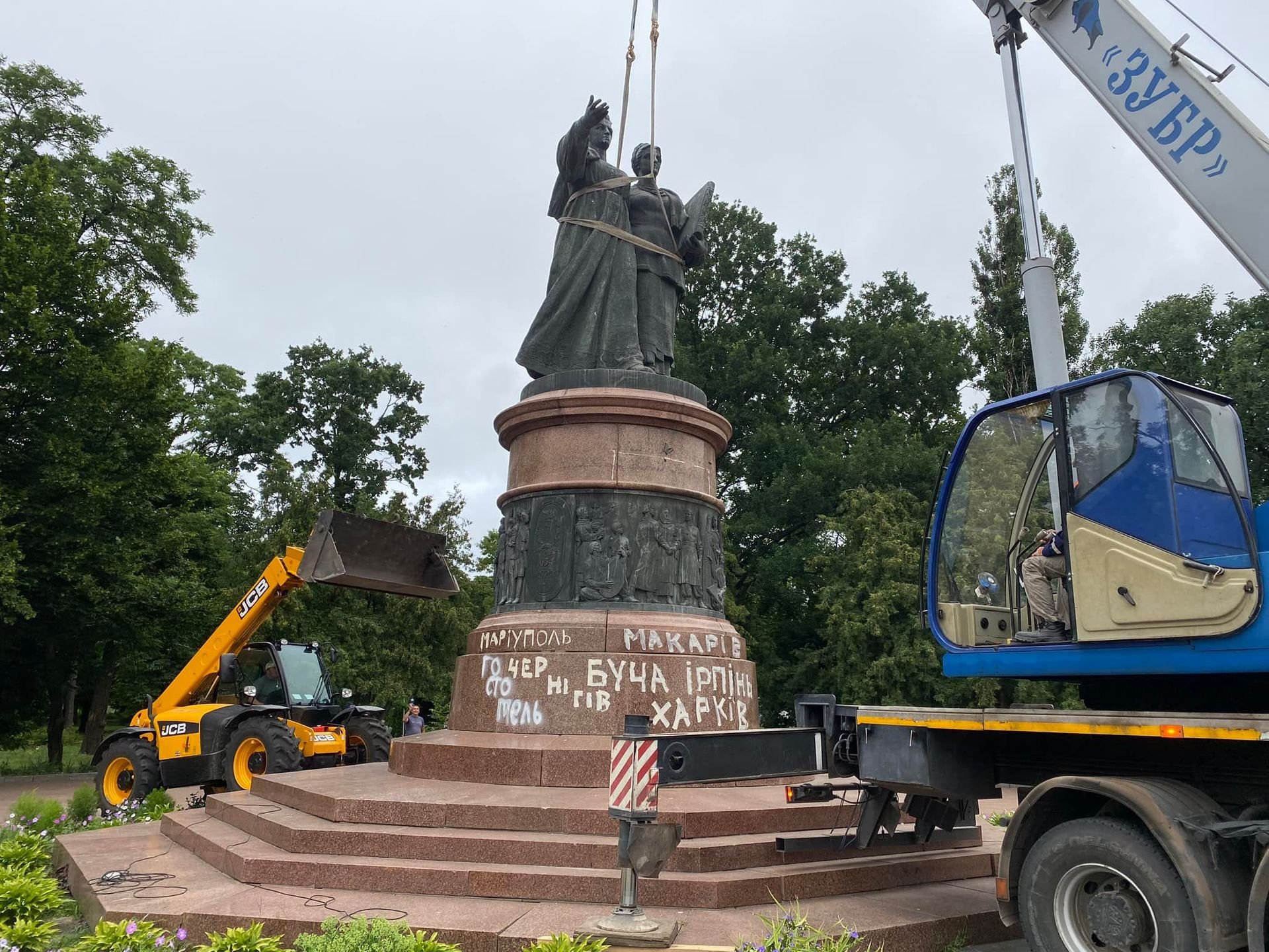 У Переяславі на Київщині демонтували пам'ятник «Навіки разом», який встановили на честь 300-річчя начебто «возз’єднання» України з росією, 7 липня 2022 року. Facebook / В'ячеслав Саулко