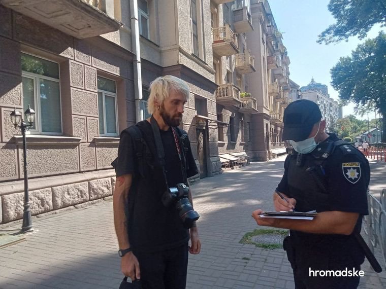 Побили фотокореспондента видання «Букви» Олександра Кужельного. Фото: Вікторія Рощина / hromadske