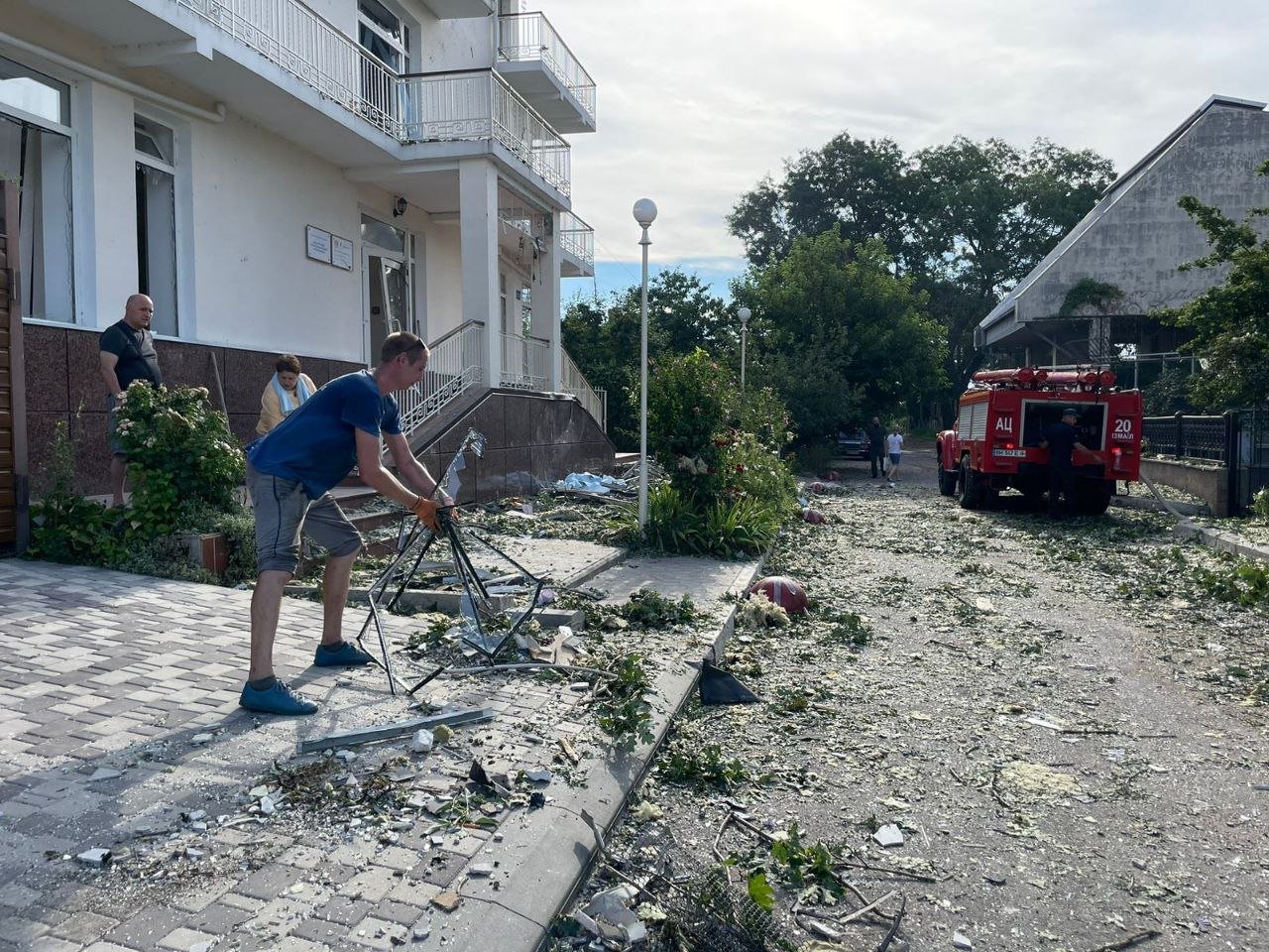 Наслідки обстрілу росіян поблизу клубу моряків у Кілії. Фото авторки