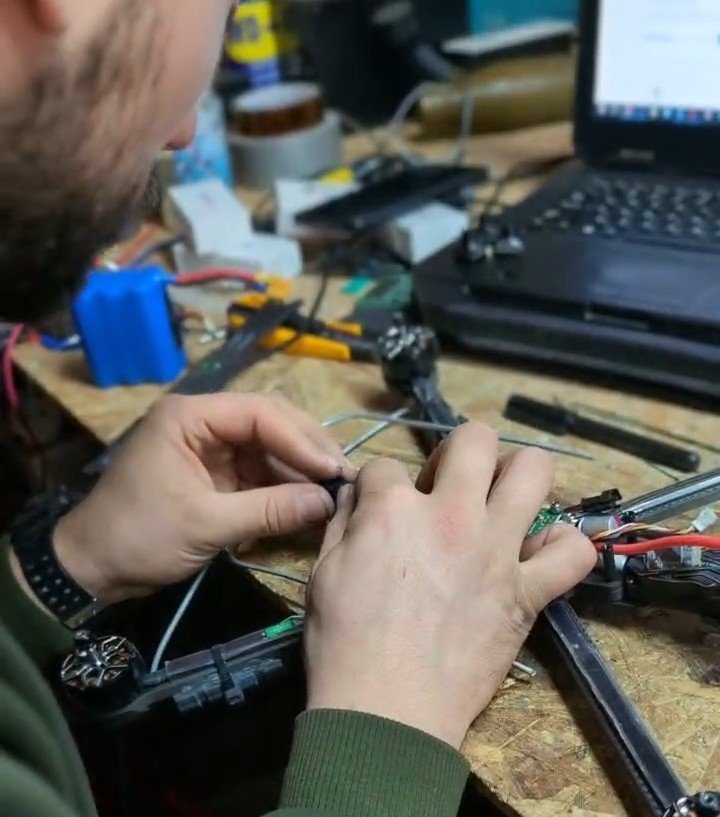 An FPV drone repair engineer is at work. Photo provided by the heroes of the publication