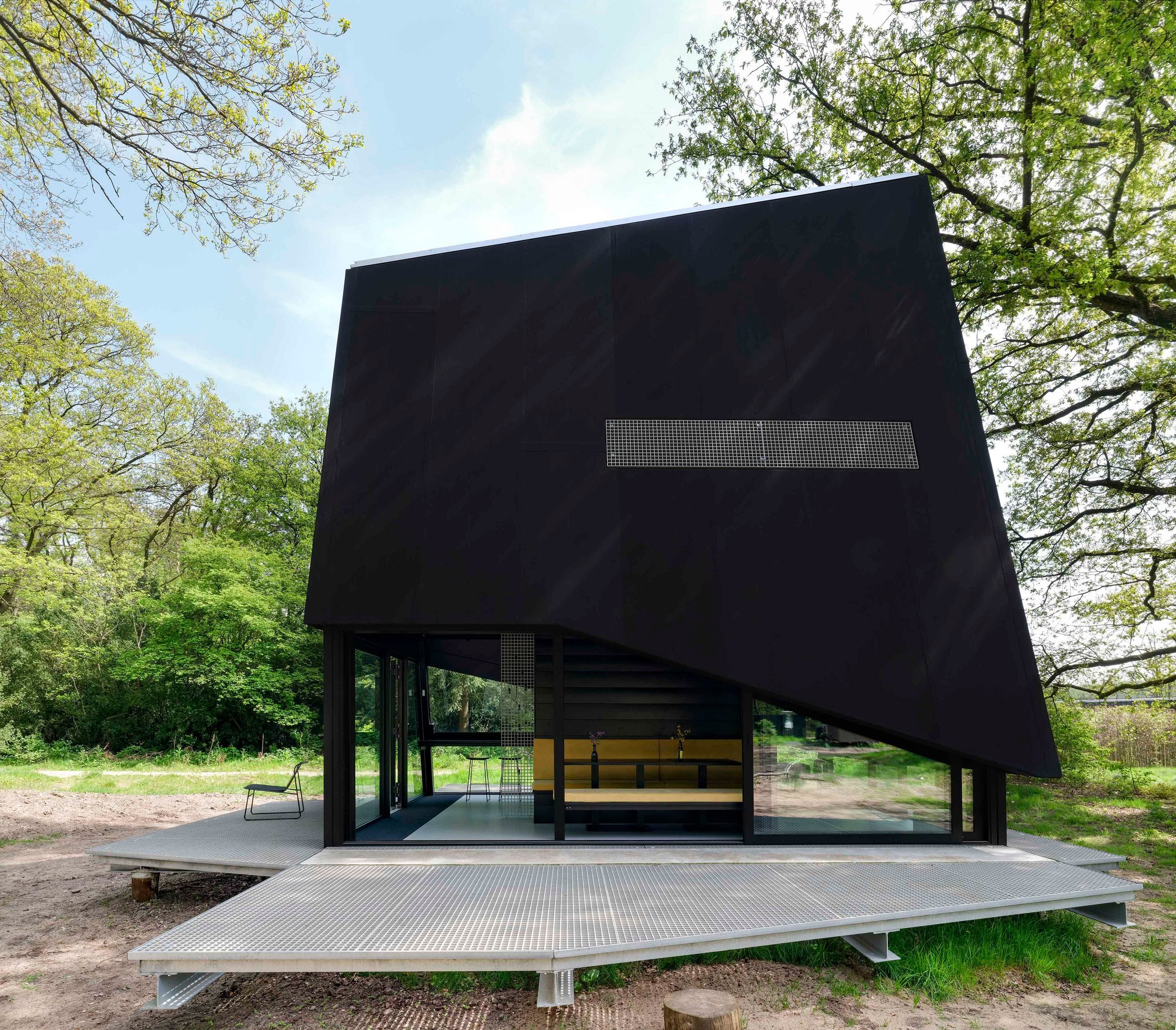 stay-under-the-radar-retreat-sander-van-schaik_dezeen_2364_col_5