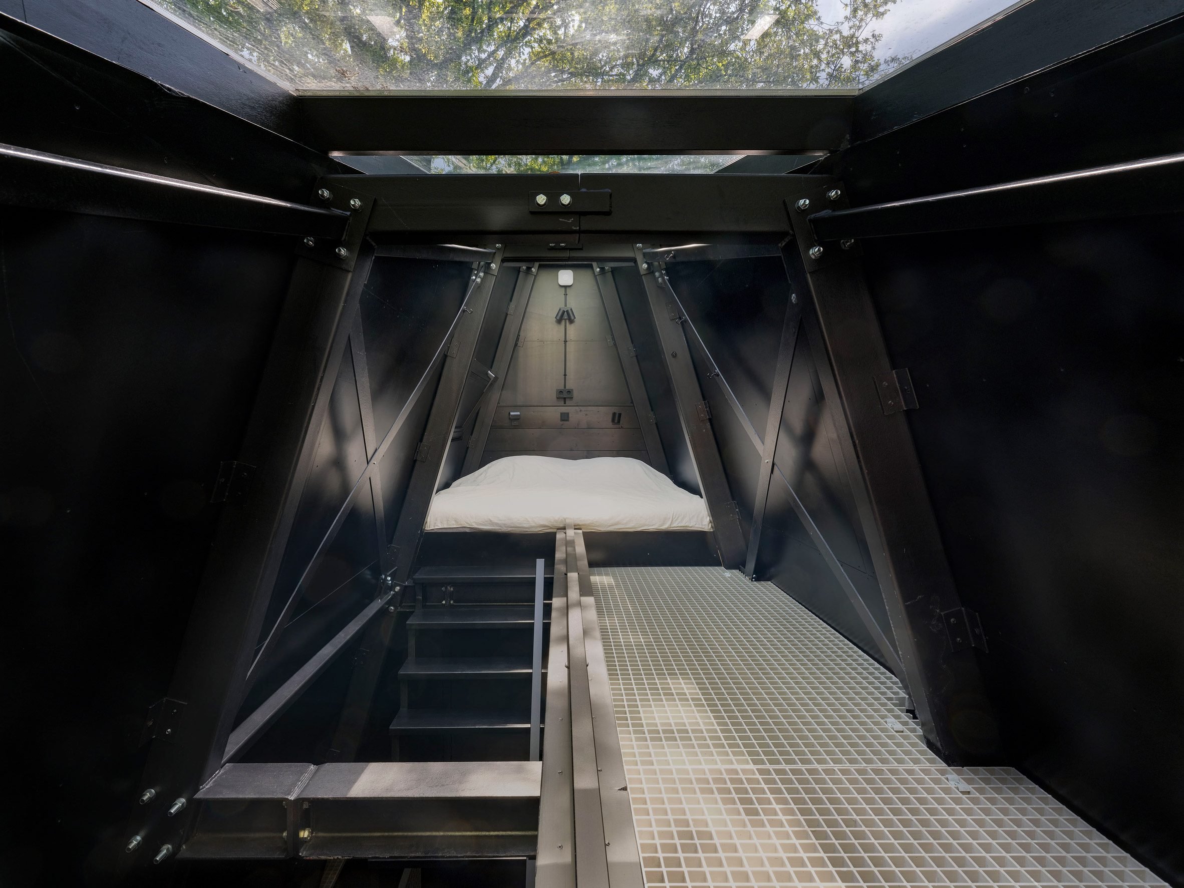 stay-under-the-radar-retreat-sander-van-schaik_dezeen_2364_col_9