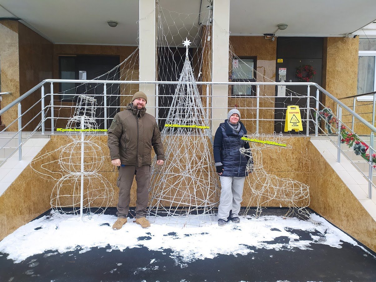 Голова Асоціації ОСББ «Паркові Озера» Геннадій Левітас та співзасновниця Цивільних сил безпеки Тетяна Лавриненко. На жовтих гештегах активісти висміюють найпоширеніші закиди критиків: #ЄрохінЗакрийКомплекс, #ОСББмаминоїПодруги та #ВониЗновуПІАРяться