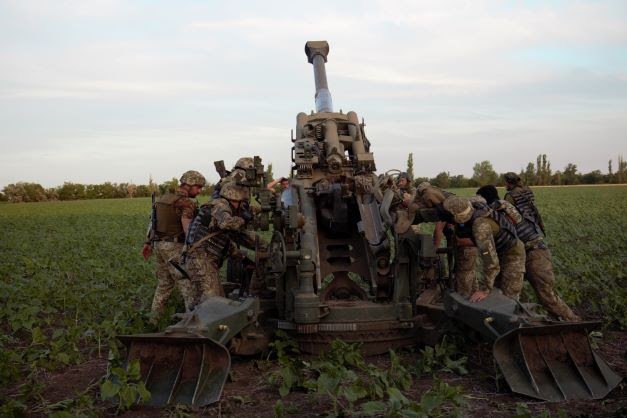 Howitzer M777 is disassembled by the Ukrainian military in 30 seconds. Author's photo