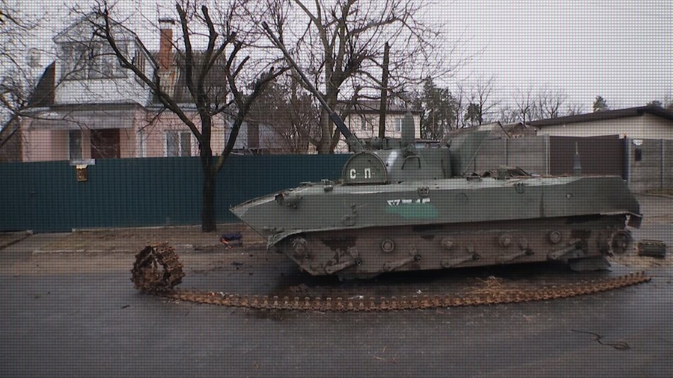 Російська БМД-2 номер 715, імовірно, відділення Андрія Медведєва в Бучі на вулиці Гребінки. Фото: Суспільне