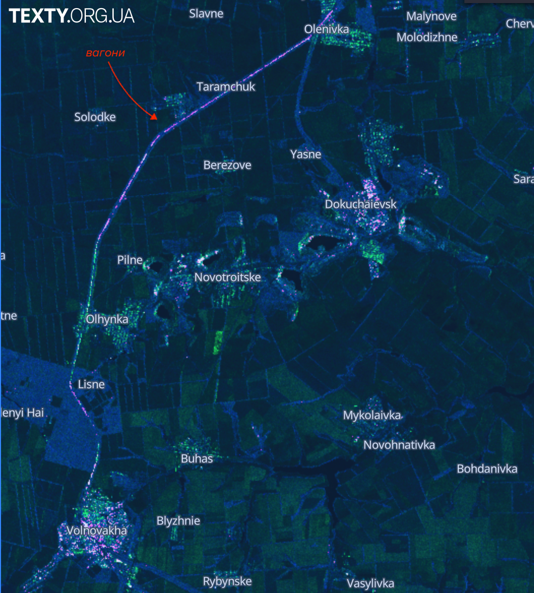 На знімку Sentinel-1 скупчення залізничних вагонів має вигляд кластера кольорових пікселів, яскравіших за тло