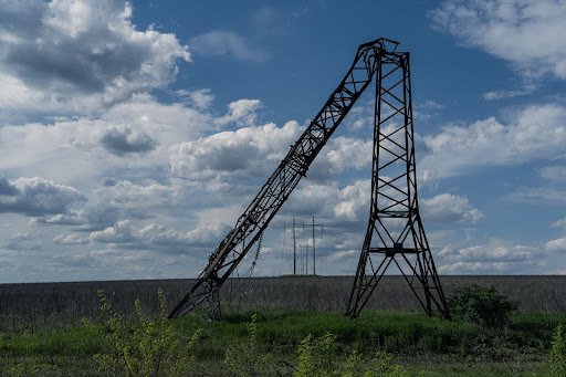 Зруйновані електроопори поблизу села