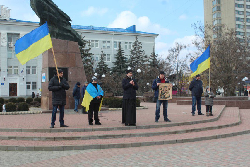 13 березня. Мітинг у Бердянську. З іконою – місцевий активіст Віталій Шевченко, якого пізніше окупанти викрали і побили